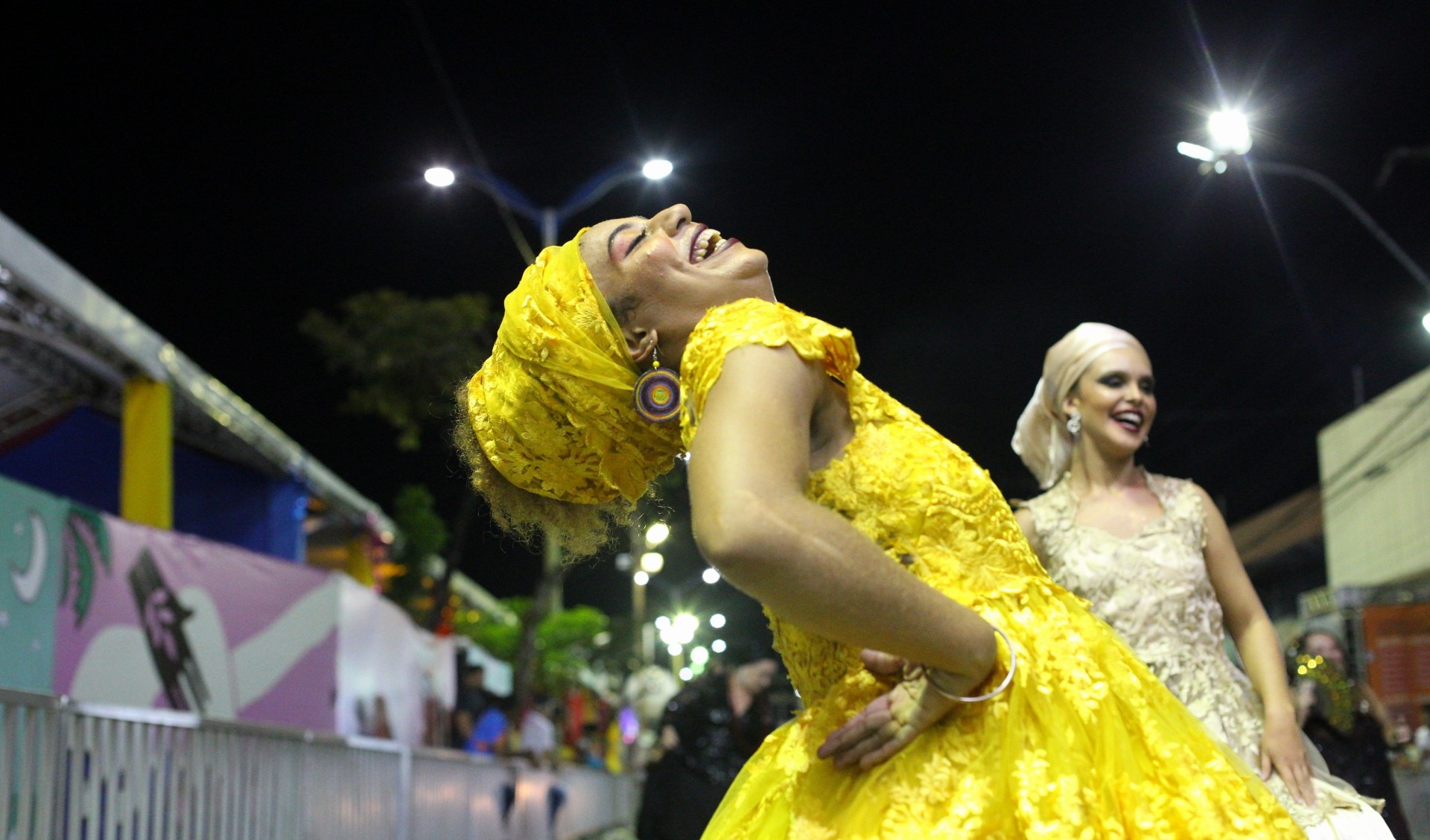 Os blocos e cordões começaram a partir das 16h40 e desfilaram na avenida com muita batucada, frevo e cultura